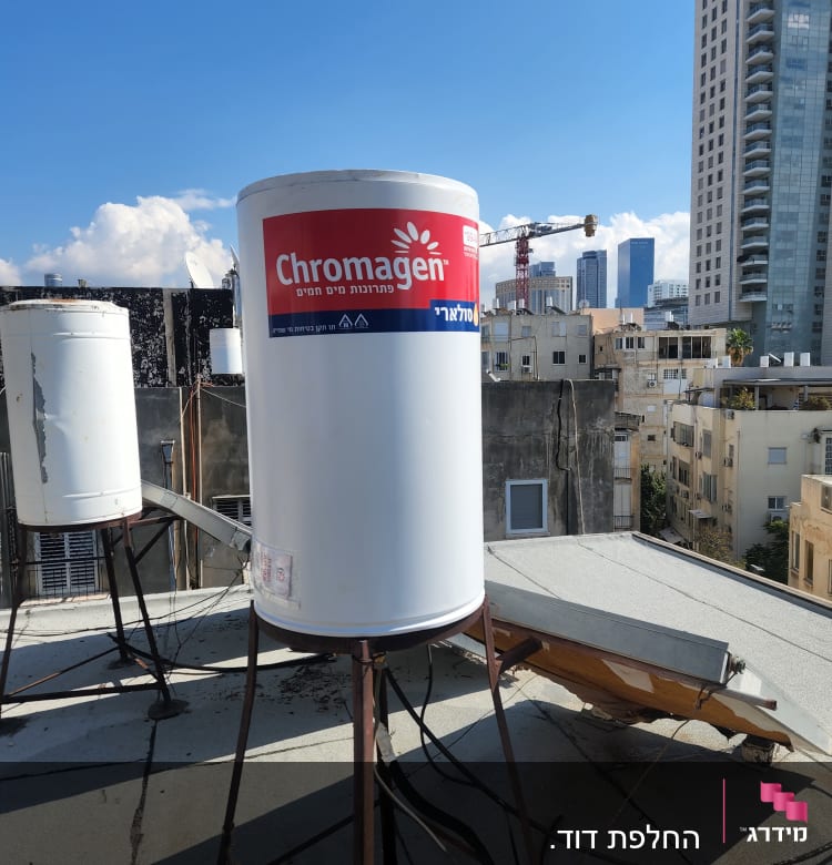 דוד שמש כרומגן על גג עם קולטים